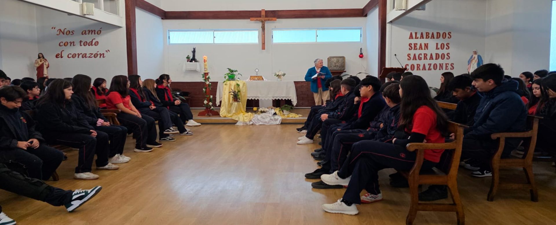 Comunidad educativa vive jornadas de adoración al Santísimo